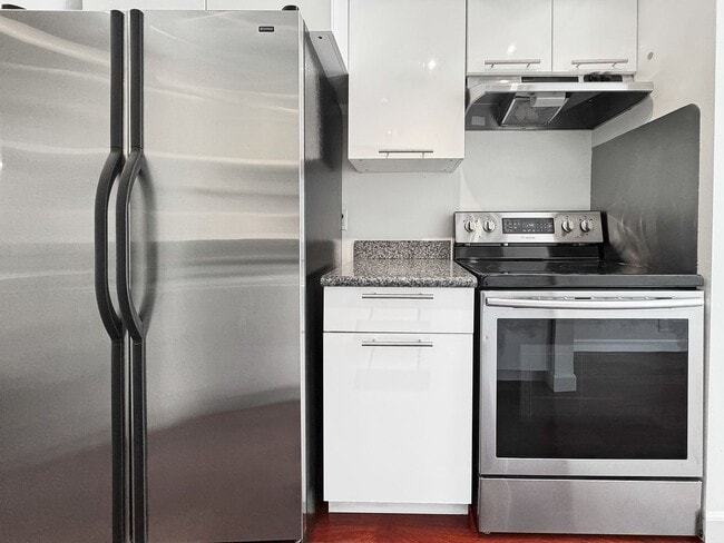 Building Photo - Light-Filled 1-Bedroom with Modern Kitchen...