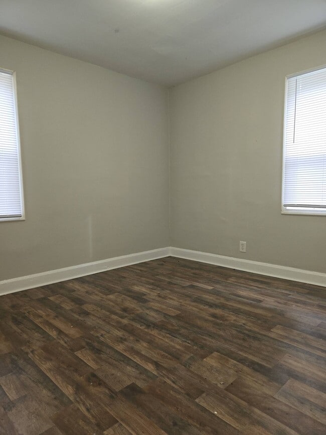 Building Photo - 417 N Beville Ave