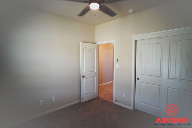 Building Photo - Stunning Home Off of Hosking and Wible!