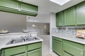 Building Photo - 820 N Sloan Ln