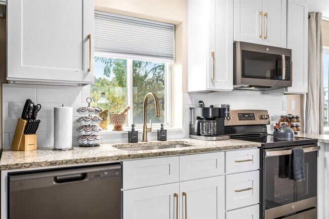 Building Photo - 18308 Mesle St