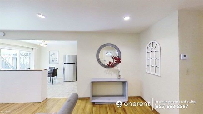 Building Photo - 2 br, 1 bath Duplex - 1242 Normandy Way -