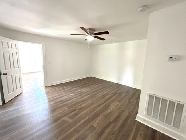 Building Photo - MOVE IN READY TWO BEDROOM ONE BATH - GREAT...