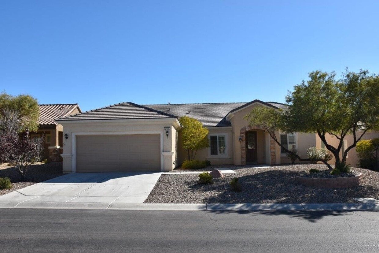 Primary Photo - Gorgeous 2 Bedroom + Den Columbia in Sun C...