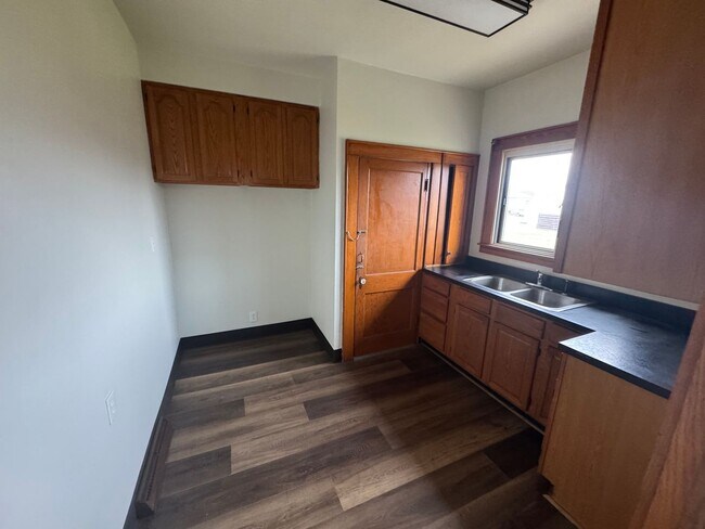 Building Photo - Updated 2-Bedroom Home with Spacious Layou...