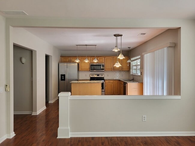 Building Photo - 4 bedroom home in Victoria Bay