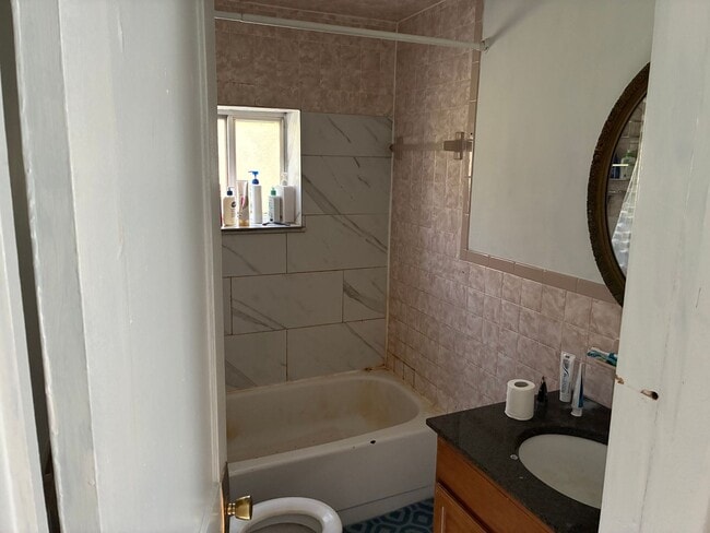 Foto del edificio - HUGE 4 BED 3 BATH CLOSE TO CAMPUS!! OAKLAND RENTAL 5/1!