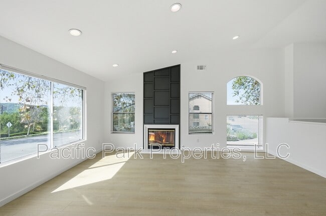 Building Photo - 35 Deerborn Dr