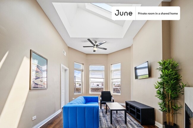 Building Photo - Private bedroom in 3 bed/1 bath Home