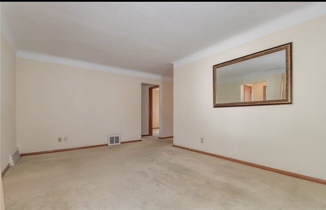 Building Photo - 418 E 274th St