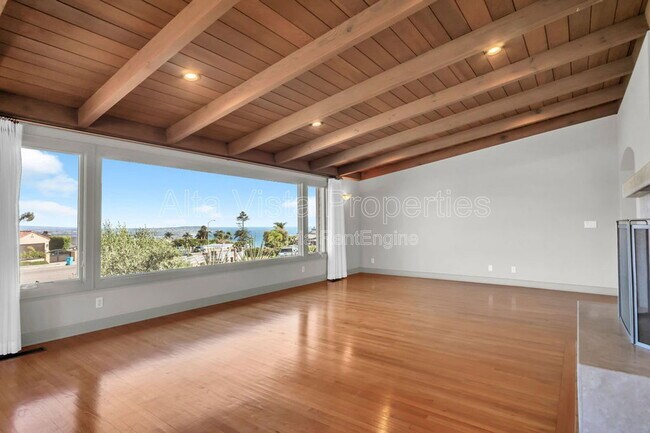 Building Photo - 5940 La Jolla Mesa Dr