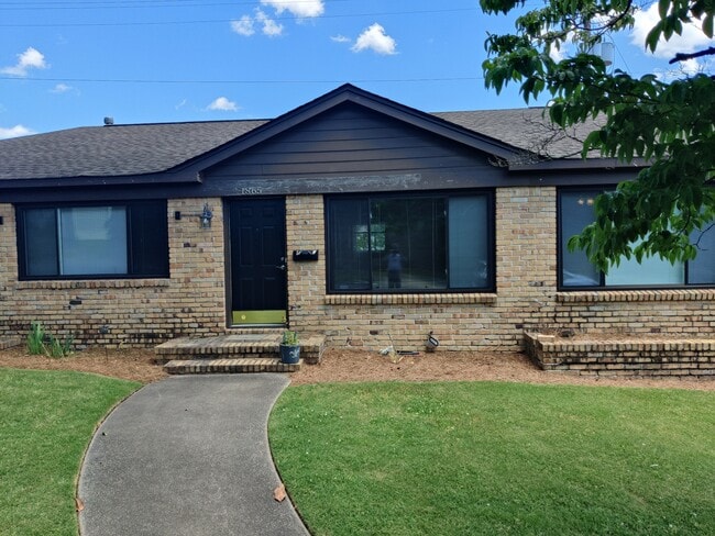 Building Photo - 1875 Montclaire Ln