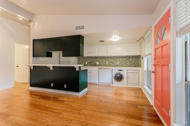 Foto del edificio - 5601 Woodrow Ave