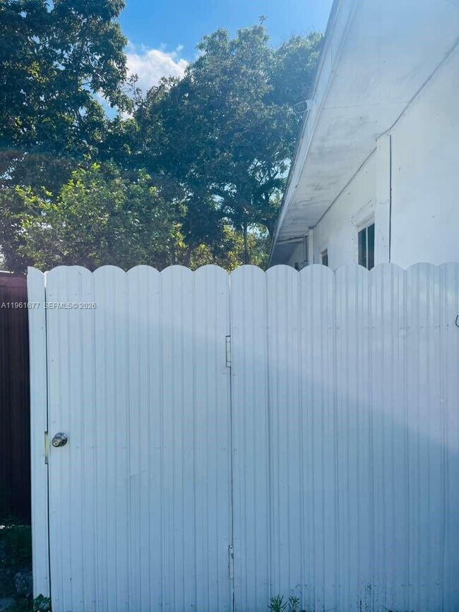 Foto del edificio - 230 NW 127th St