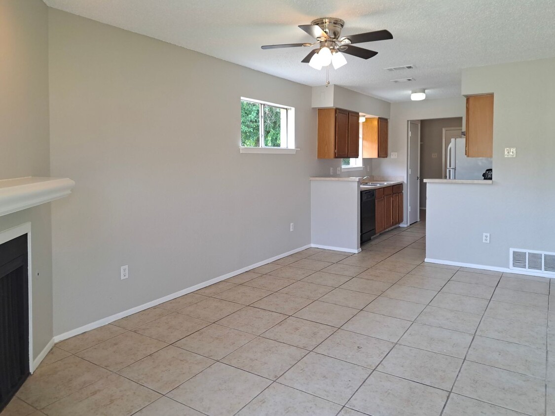 Foto principal - 400-402 Renee Drive