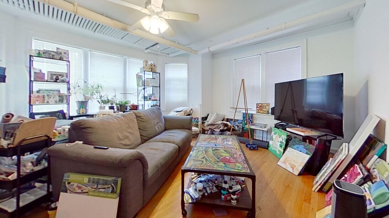 Primary Photo - Large Lakeview Garden One Bedroom Includes...