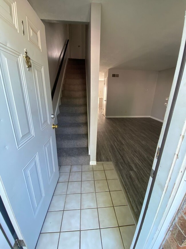 Building Photo - 2Bedroom 1.5Bath - $900 - REDUCED RENT!!