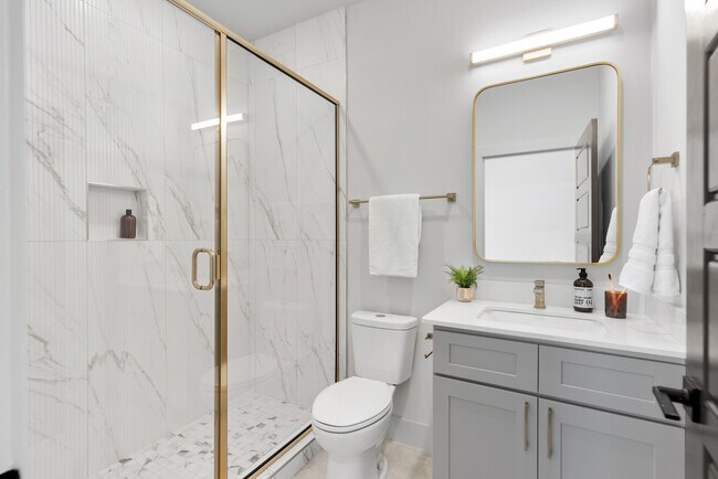 Foto del edificio - 1043 E Trinity Ln