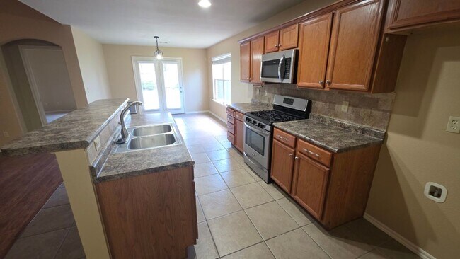 Foto del edificio - 3 bed 2 bath & bonus room - 2 car garage - Pool and playground