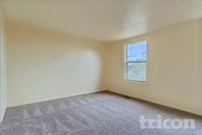 Building Photo - 35 Greenleaf Rd