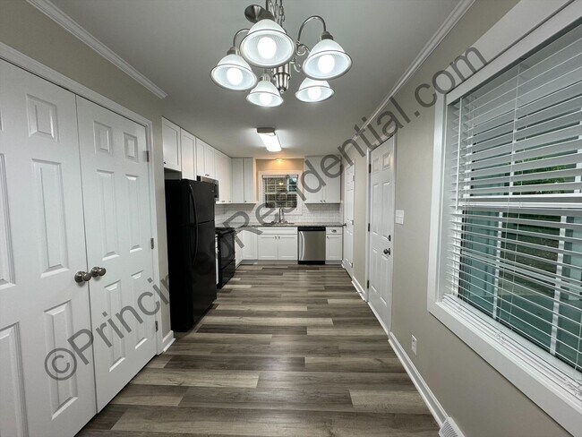 Building Photo - One story home in excellent location!