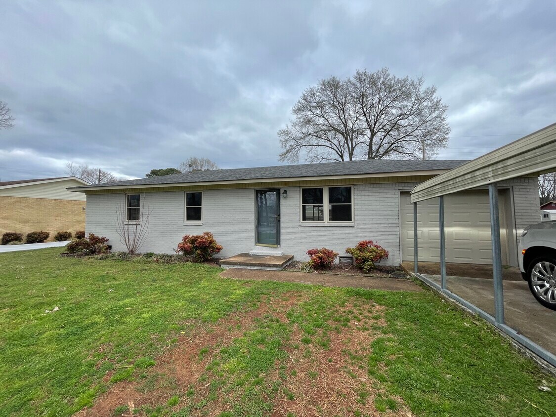 1303 Harding Ave, Muscle Shoals, AL 35661 House Rental in Muscle