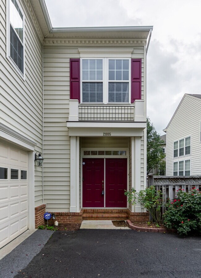 Building Photo - Spacious, Light-Filled Home in the Desirable Broadlands