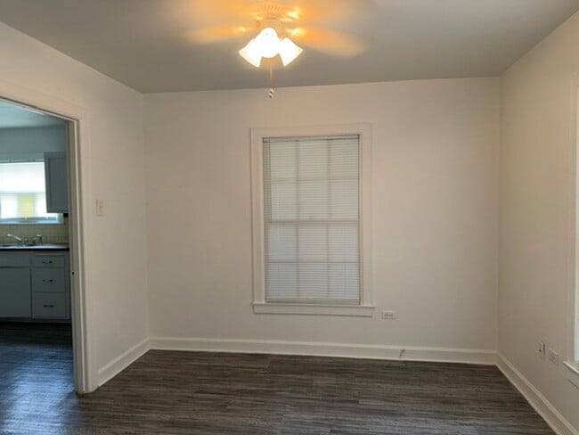 Building Photo - Beautifully Updated