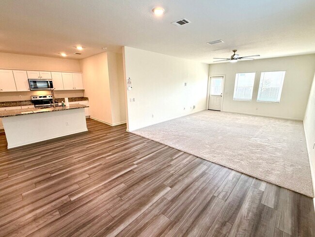 Foto del edificio - Spacious 5-Bedroom Home with Loft & Community Pool