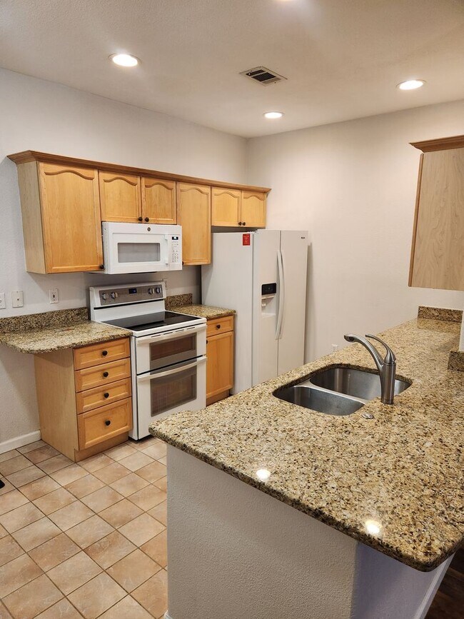 Foto del edificio - Stylish 2 Bed, 2 Bath Main-Floor Condo – U...