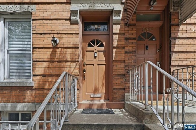Building Photo - 394 Woodlawn Ave