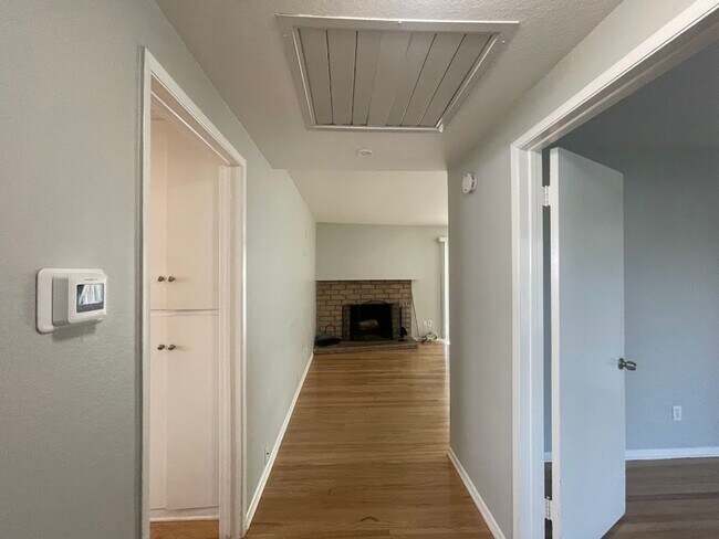 Foto del edificio - BEAUTIFULLY UPDATED 3 BEDROOM 2 BATH HOME ...