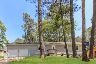 Building Photo - 951 Woodbridge Dr NE