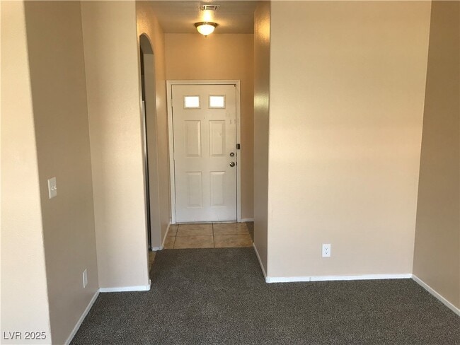 Building Photo - 1900 N Torrey Pines Dr