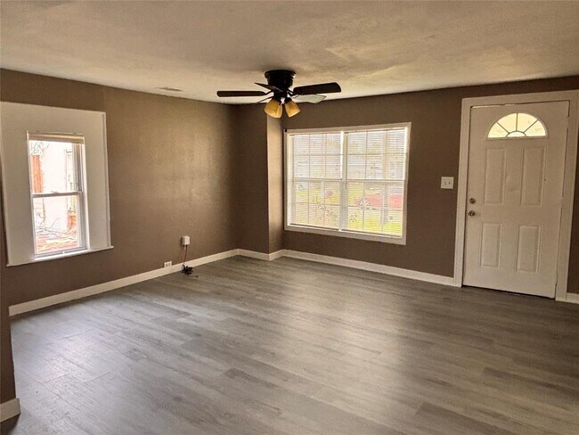 Building Photo - 1106 Elm St