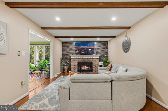 Building Photo - 8715 Shadowlake Way
