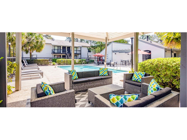 Smaller Pool lounge area - Grayton on Dean