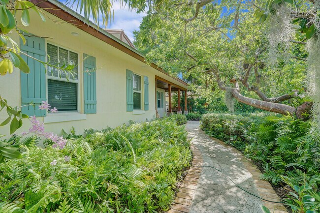 Building Photo - 715 SW 25th Pl