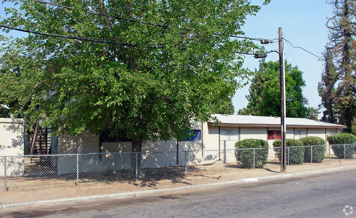 Primary Photo - 3652 E Clay Ave