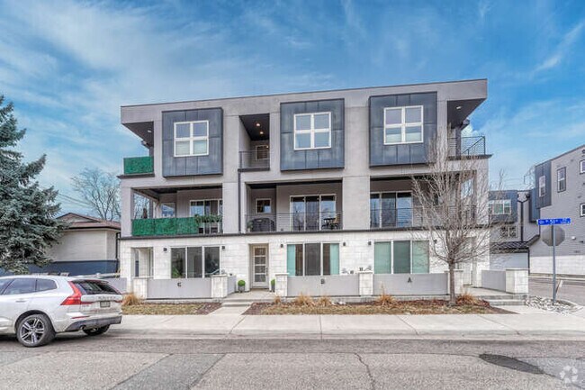 Middle Unit B - 7881 W 51st Ave