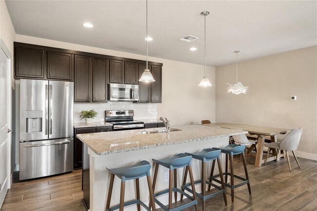 Foto del edificio - 329 Madison Oaks Ave