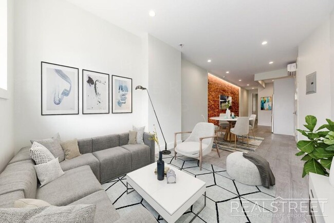 Building Photo - NEW 1 BED in Cobble Hill with Amenities!