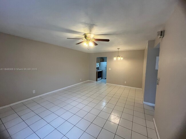 Building Photo - 10172 Twin Lakes Dr
