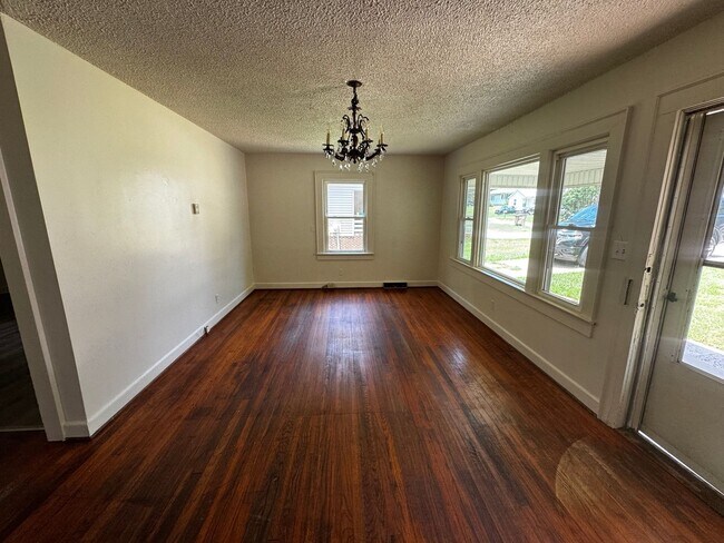Building Photo - 816 Churchill Dr