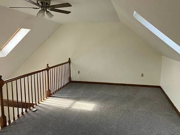 Building Photo - 3 bed 1 1/2 bath 4 level townhome availabl...