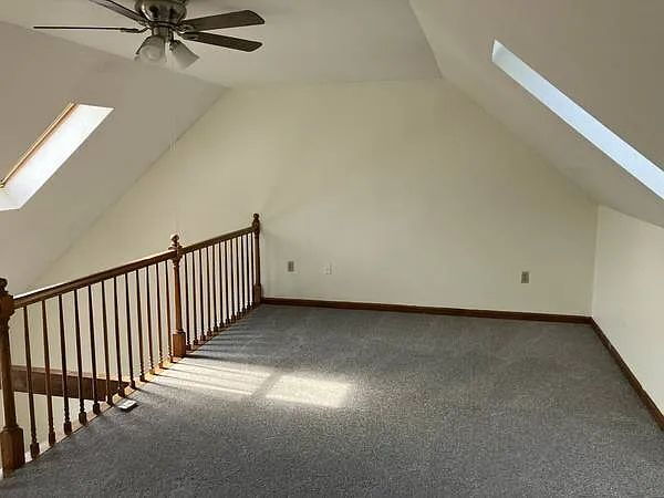 Foto del edificio - 3 bed 1 1/2 bath 4 level townhome availabl...