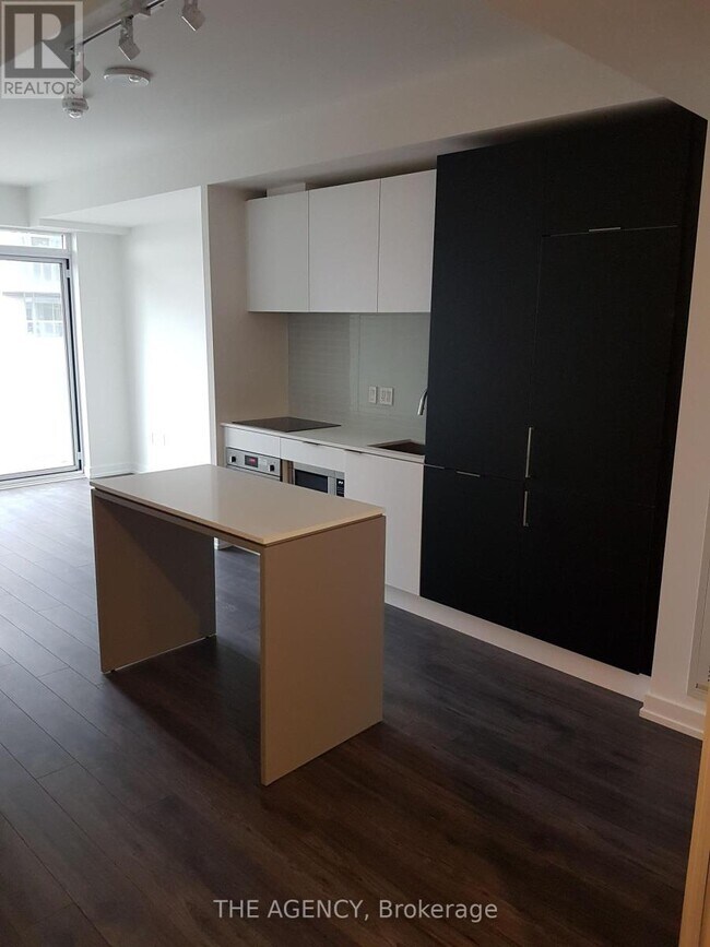 Photo du bâtiment - 33 Helendale Ave