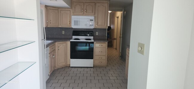 Kitchen - 239 Thistle Ln