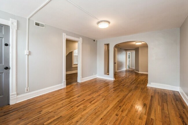 Building Photo - 3433 N Paulina St