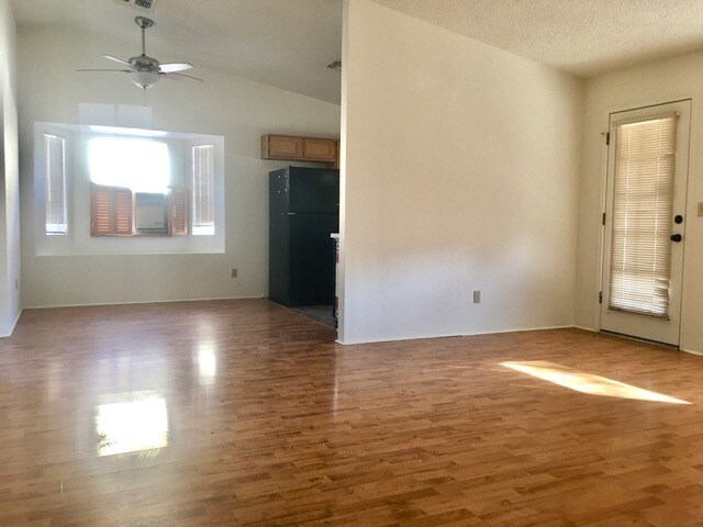 Building Photo - 1833 W Chardonnay Dr